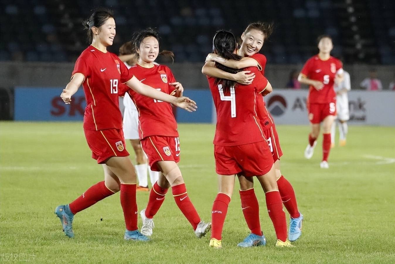 东亚女足赛事精彩纷呈，吸引众多观众围观的简单介绍