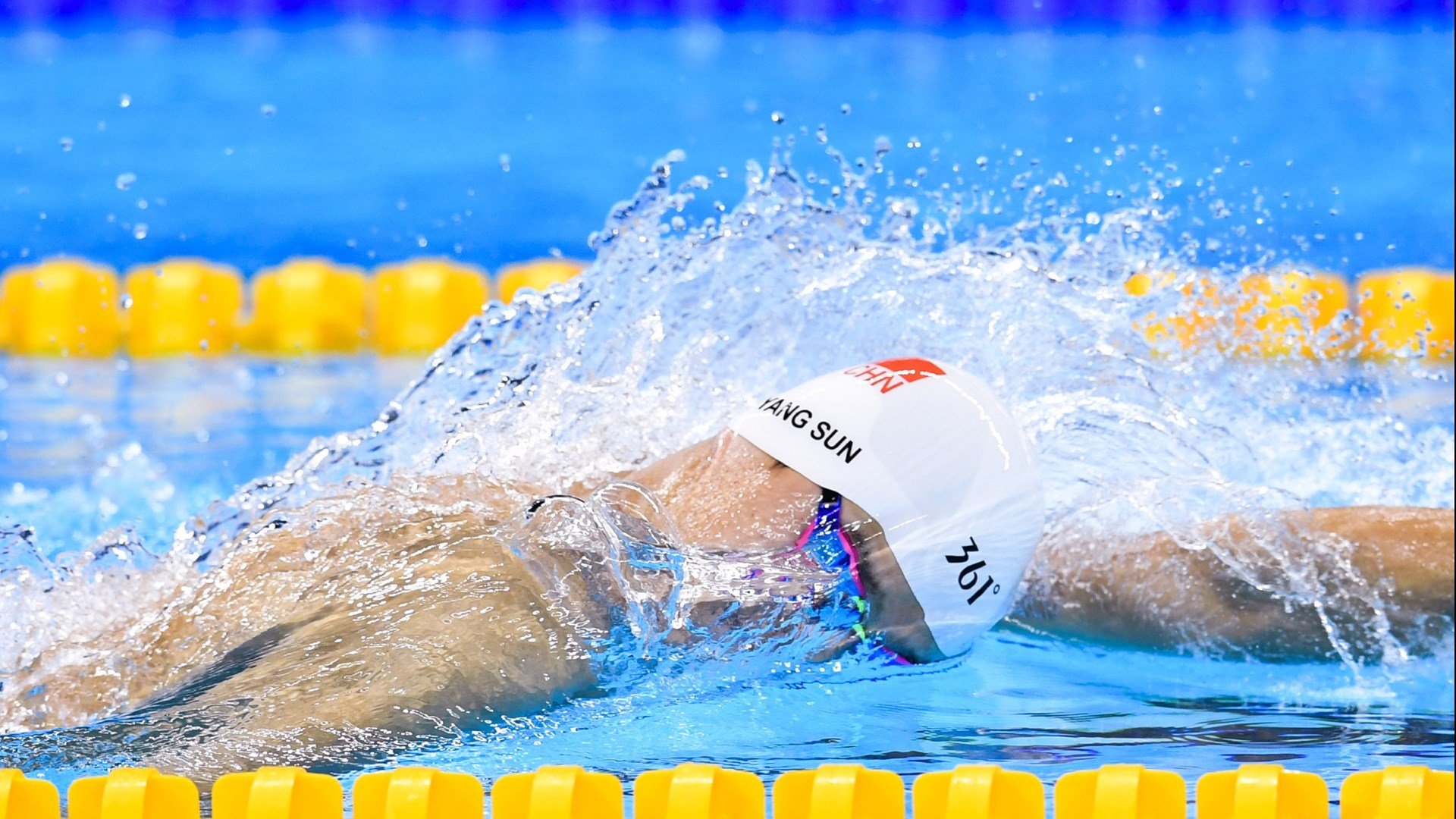 重返赛场引发热议！，Scout在巴塞罗那比赛中刷新纪录赢得满堂喝彩